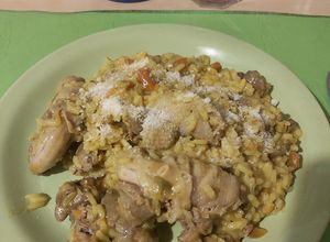 Una foto de Comida de bodegón 😄 Arroz con menudos 🍗🍗