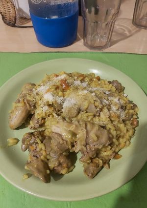 Una foto de Comida de bodegón 😄 Arroz con menudos 🍗🍗