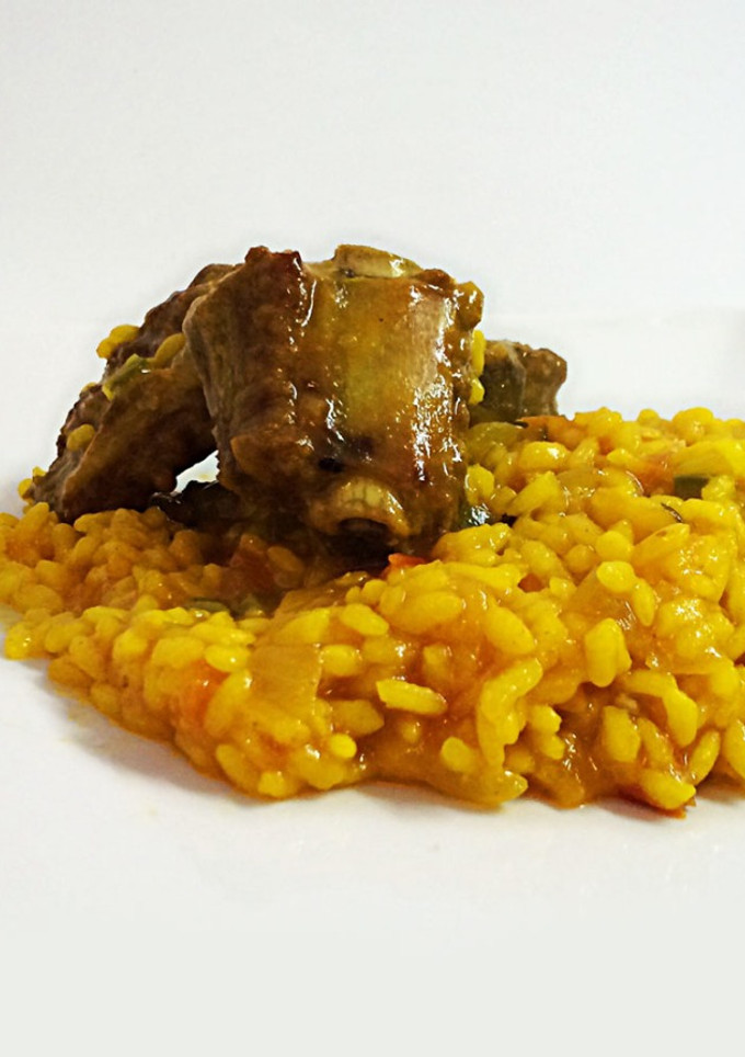 Una foto de Arroz con costillas de cerdo ibérico