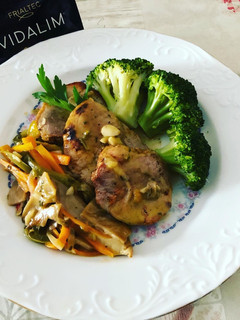 Una foto de Solomillo de cerdo adobado con brócoli y guarnición de setas salteadas y aderezo Vidalim
