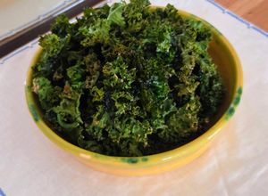 Una foto de Chips de kale 💚 snack saladito y super saludable de kale 💚