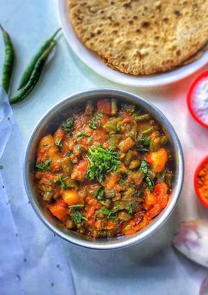 आलू बीन्स  की सब्ज़ी (aloo beans ki sabzi recipe in Hindi) रेसिपी मुख्य फोटो