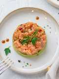 Tartare di salmone con crema di avocado, pistacchi e salsa di soia