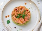 Tartare di salmone con crema di avocado, pistacchi e salsa di soia