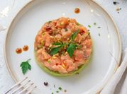 Una foto di salmone e avocado