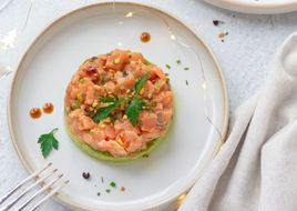 Tartare di salmone con crema di avocado, pistacchi e salsa di soia