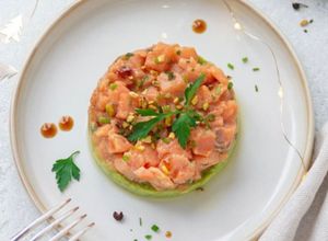 Foto di Tartare di salmone con crema di avocado, pistacchi e salsa di soia
