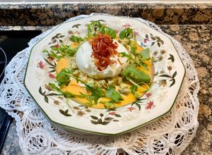 Foto principal de Ensalada de burrata y rúcula, tartar de tomate y crujiente de jamón