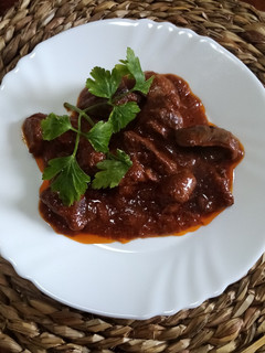 Una foto de Higaditos de pollo en cebolla y salsa de tomate