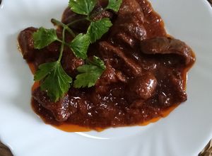Foto principal de Higaditos de pollo en cebolla y salsa de tomate