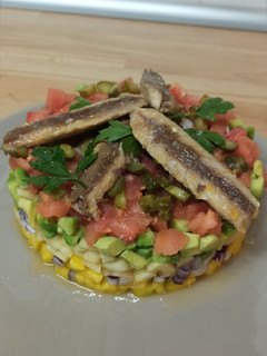 Una foto de Ensalada de caballa, mango y aguacate