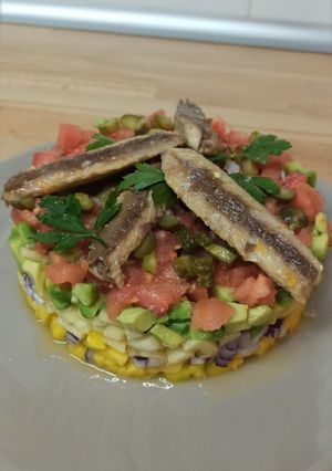 Una foto de Ensalada de caballa, mango y aguacate