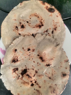બાજરા ની રોટલી (Bajra Rotli Recipe In Gujarati) રેસીપી મુખ્ય ફોટો
