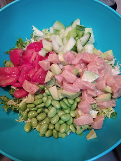 Una foto de Poke bowl salmón
