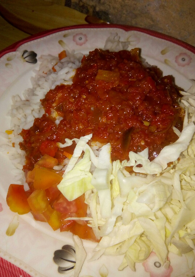 A picture of Carrot rice and stew with cabbage and tomatoes.