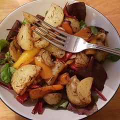 A picture of Baked potato wedges and peppers.
