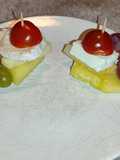 Brochetas de piña con frutas variadas