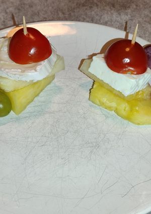 Una foto de Brochetas de piña con frutas variadas