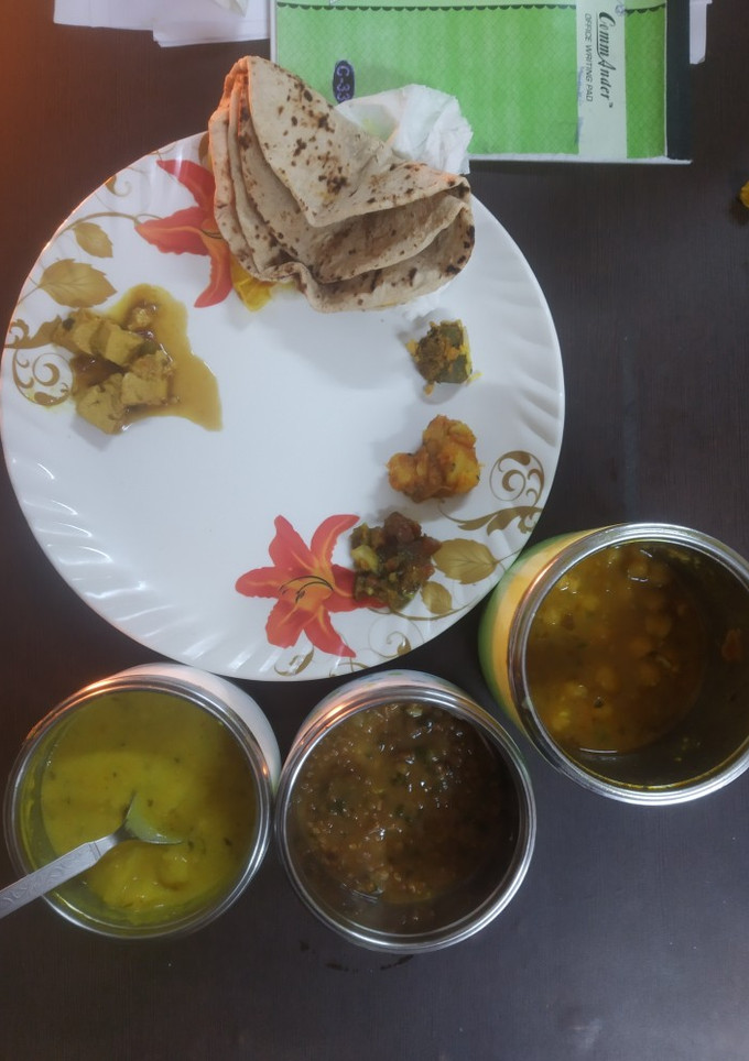 A picture of Mutter paneer.