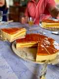 Tarta mousse de maracuyá, relleno de mango y base dacquoise