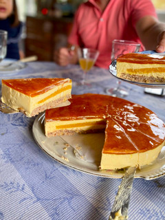 Una foto de Tarta mousse de maracuyá, relleno de mango y base dacquoise