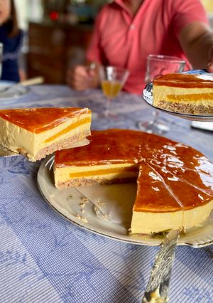 Una foto de Tarta mousse de maracuyá, relleno de mango y base dacquoise