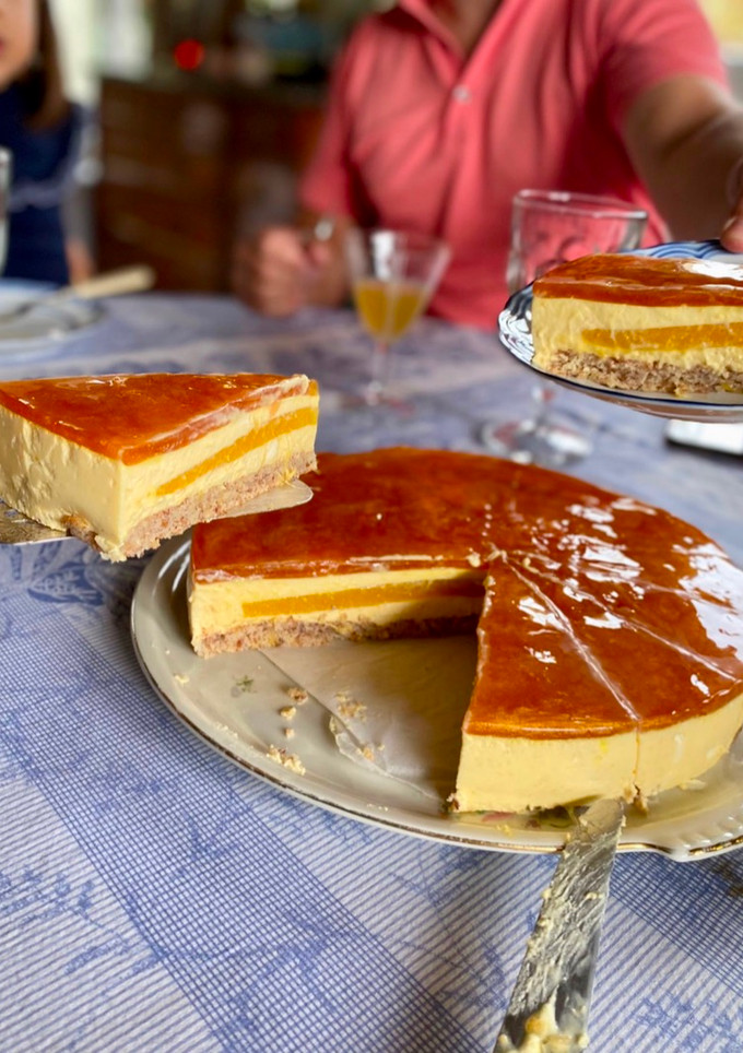 Una foto de Tarta mousse de maracuyá, relleno de mango y base dacquoise