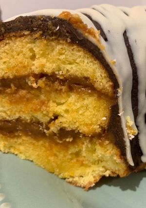 Una foto de Torta naranjas con dulce de leche y Chocolates