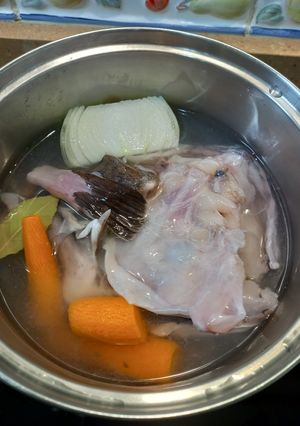Una foto de Caldo de pescado o fumet de pescado para otros guisos