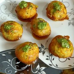 A picture of Moong dal Appe.
