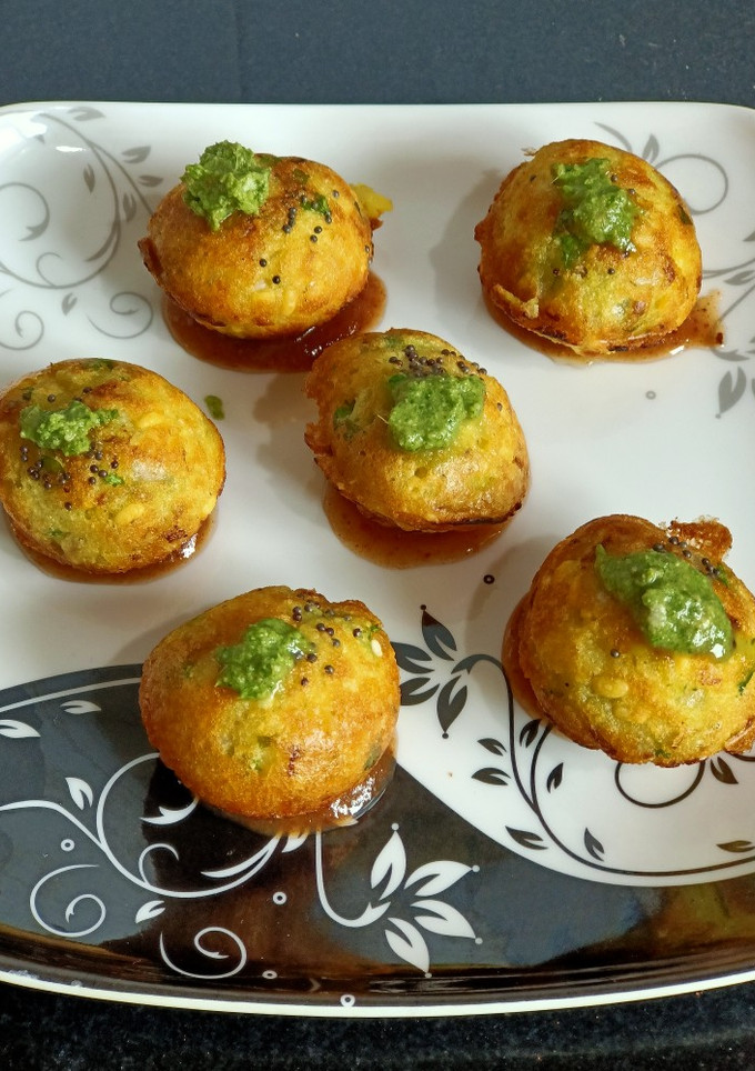 A picture of Moong dal Appe.