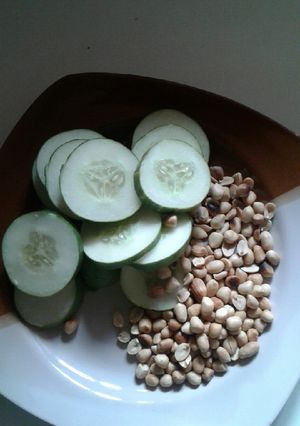 A picture of Cucumber et ground nut.