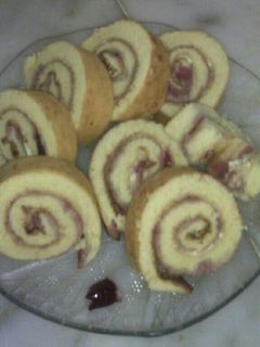 صورة لوصفة كيك سويسرول بالكرز🍒