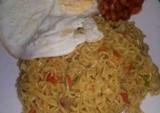 Recipe of Any-night-of-the-week Jollof Noodles; Sunny Side up &amp; Baked Beans