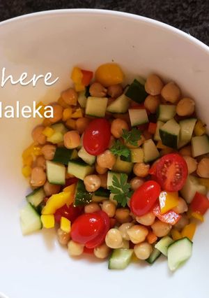 A picture of Chickpeas salad.