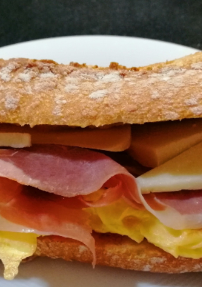Una foto de Bocadillo Quijote (francesa, jamón y queso)