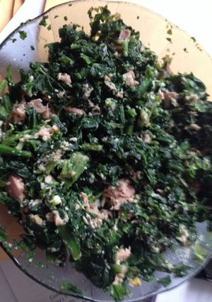 Una foto de Ensalada tibia de espinaca y atún