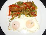 Huevos fritos con chorizos caseros y pimientos al tuntun
