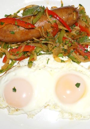 Una foto de Huevos fritos con chorizos caseros y pimientos al tuntun