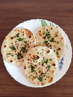 બટર નાન (Butter Naan Recipe In Gujarati) રેસીપી મુખ્ય ફોટો