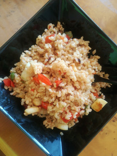 Una foto de Arroz integral con potón y pimientos