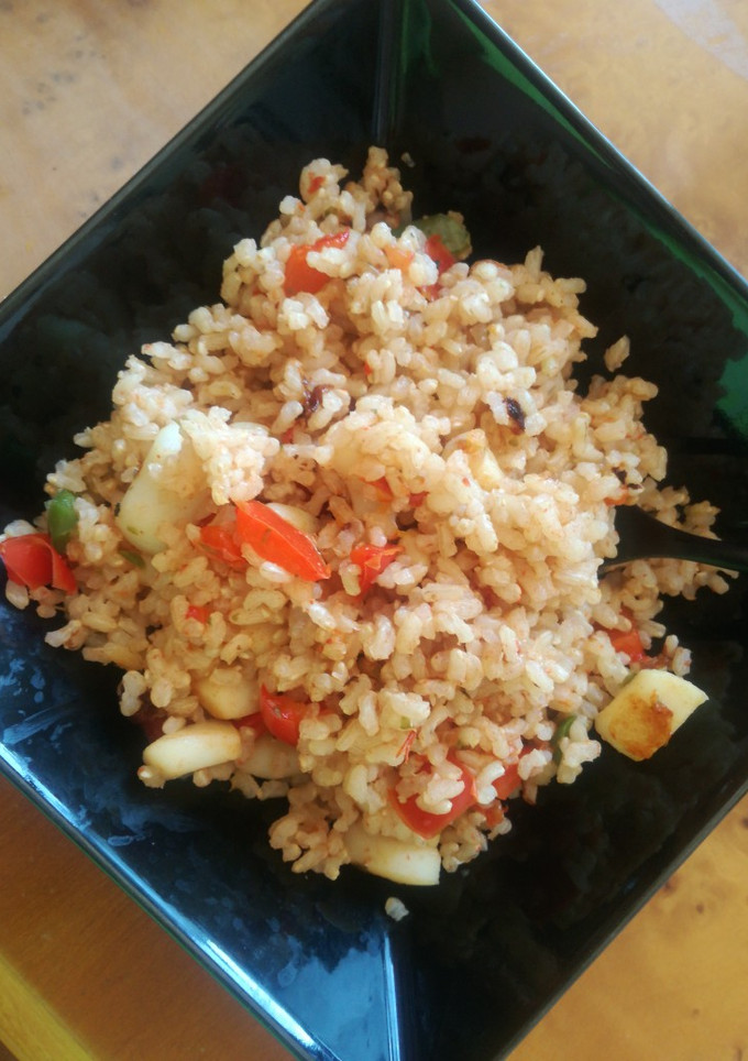 Una foto de Arroz integral con potón y pimientos