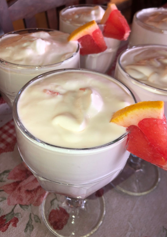 Una foto de Mousse de crema de leche, y jugo de pomelo👌