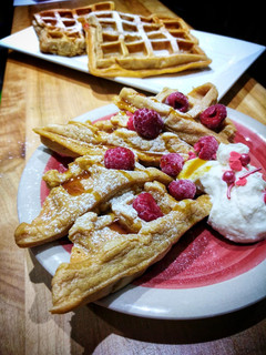 Una foto de Waffles de kéfir banana y manjar