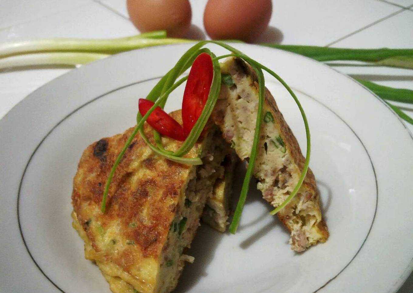 Telur dadar isi daging cincang (martabak abal abal)