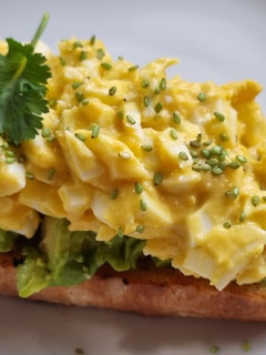 Una foto de Recetas de Instagram 1: Tosta cremosa de Huevo y Aguacate 🥑