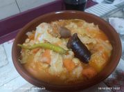 Una foto de caldo de gallina con garbanzo