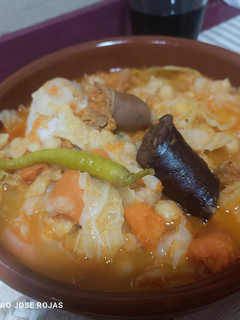Una foto de Chorizo patatero y morcilla con garbanzos, zanahoria, gallina y col