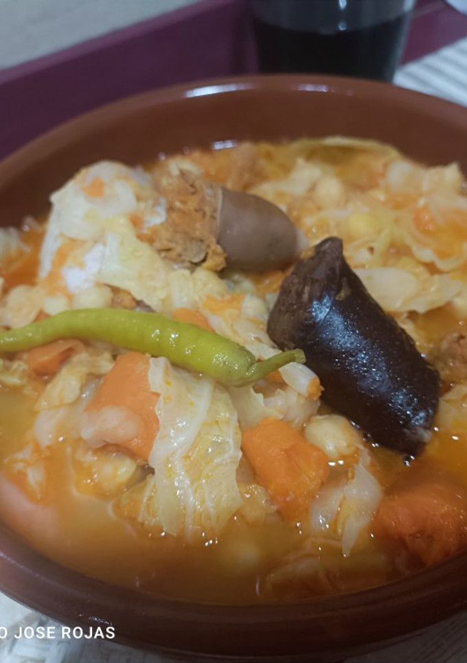 Una foto de Chorizo patatero y morcilla con garbanzos, zanahoria, gallina y col