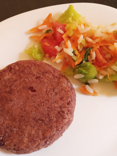 Una foto de Hamburguesa de porotos colorados y arroz: sin gluten y veganas